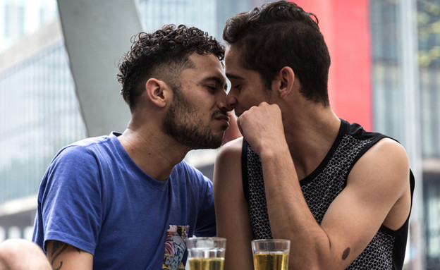 זוג גייז מתנשקים (צילום:  Gustavo Frazao, Shutterstock)