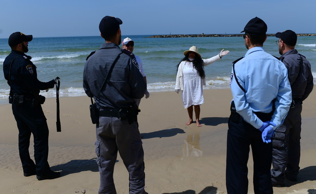 שוטרים בחוף הים של תל אביב בגל הראשון של הקורונה (צילום: תומר נויברג, פלאש/90 )