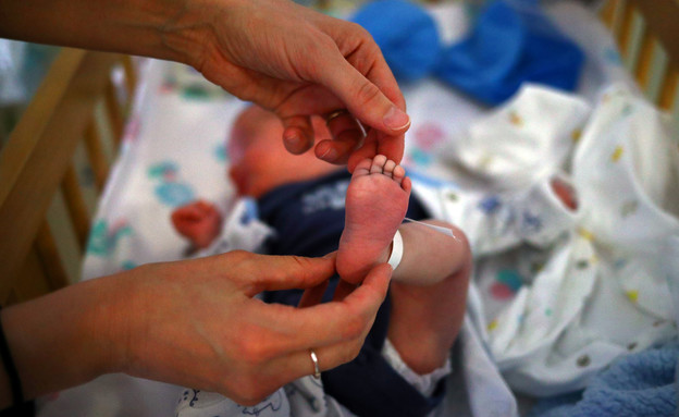 תינוק, נגיף קורונה, בריטניה, אילוסטרציה  (צילום: Reuters)