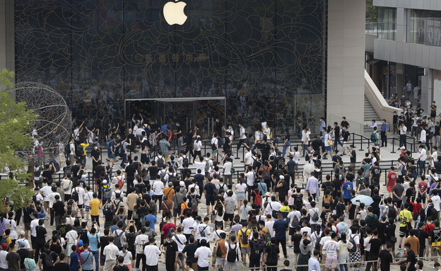 כניסה לאפל סטור בסין בצל הקורונה, יולי 2020 (צילום: AP)