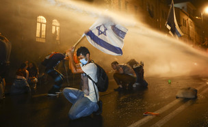 המחאה מול בית ראש הממשלה בירושלים (צילום: עודד בלילטי, ap)