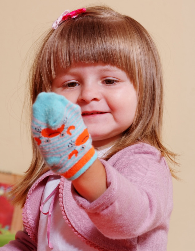 ילדה משחקת עם גרב (אילוסטרציה: Swirk, shutterstock)