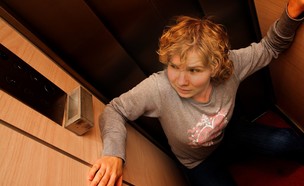 אישה במעלית (צילום: Sean Nel / Shutterstock)