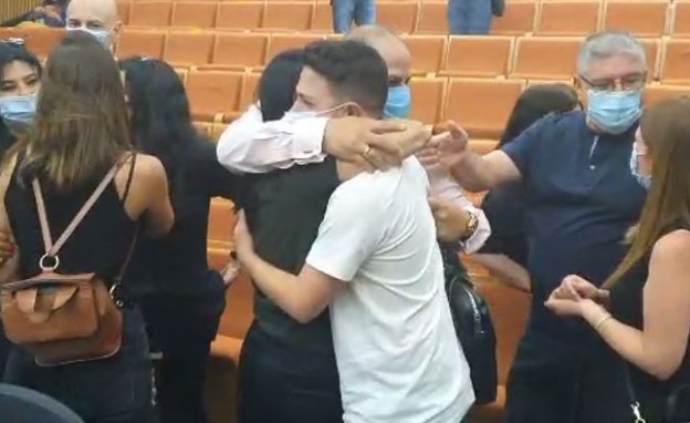 דניאל חברו של אילון ז"ל מחבק את אמו של אילון (צילום: החדשות12)