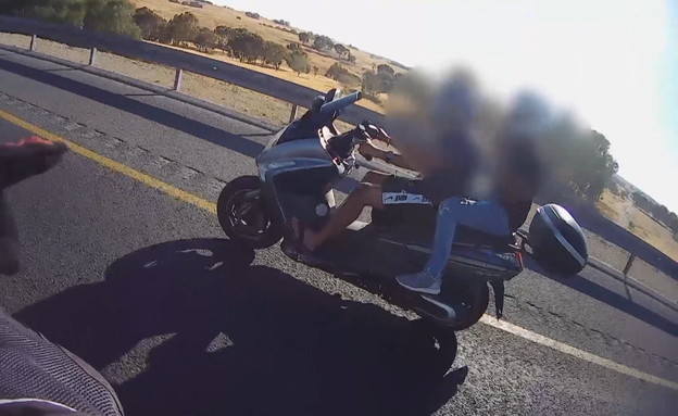 תיעוד: מרדף אחרי רוכב אופנוע בכביש מהיר (צילום: דוברות המשטרה)