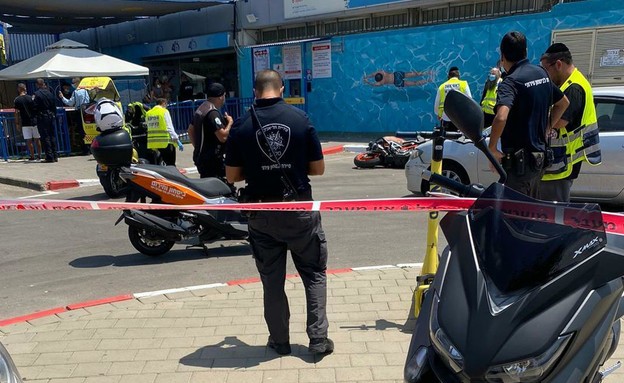 זירת התאונה בה נהרג רוכב האופנוע בתל אביב  (צילום: דוברות זק"א)