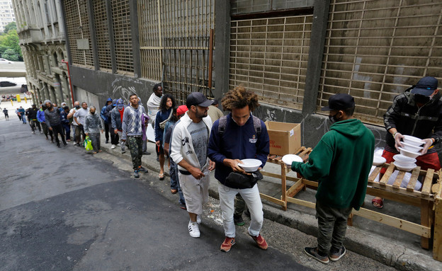 אנשים עומדים בתור לתרומות מזון בסאו פאולו, ברזיל (צילום: Nelson Antoine, shutterstock)