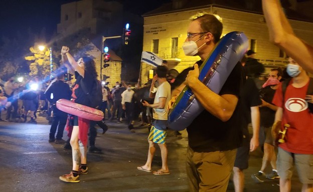 המפגינים ניצבים מול המכ"תזית: "יאללה מקלחת"