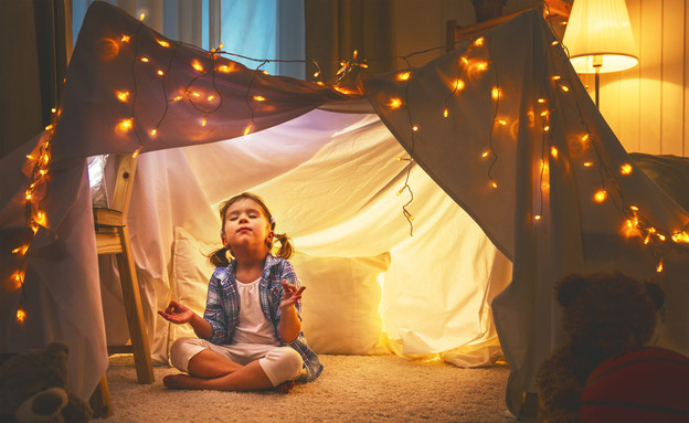 ילדה עושה מדיטציה באוהל לפני השינה (אילוסטרציה:  Evgeny Atamanenko, shutterstock)
