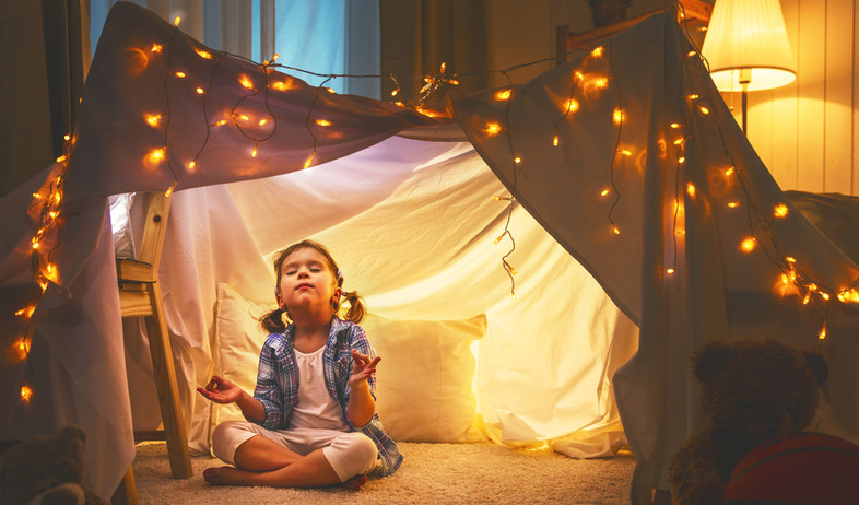 ילדה עושה מדיטציה באוהל לפני השינה (אילוסטרציה:  Evgeny Atamanenko, shutterstock)