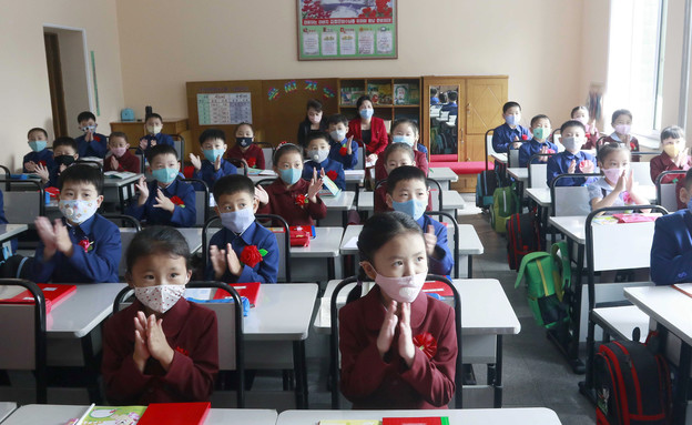 תלמידים במסיכות בבית ספר בפיונגיאנג, צפון קוריאה (צילום: ap)
