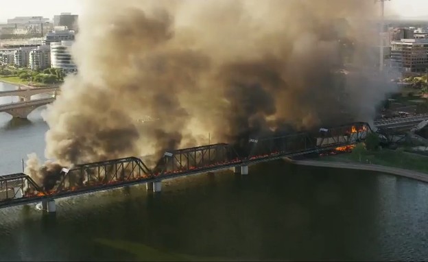 רכבת ירדה מהפסים על גשר באריזונה וגרמה לקריסתו (צילום: רויטרס_)