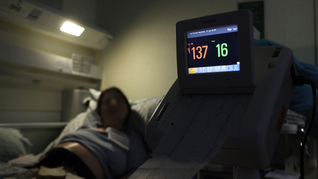 אישה מסתכלת על מוניטור בחדר לידה בבית חולים הדסה עין כרם אישה מסתכלת על מוניטור בחדר לידה בבית חולים הדסה עין כרם