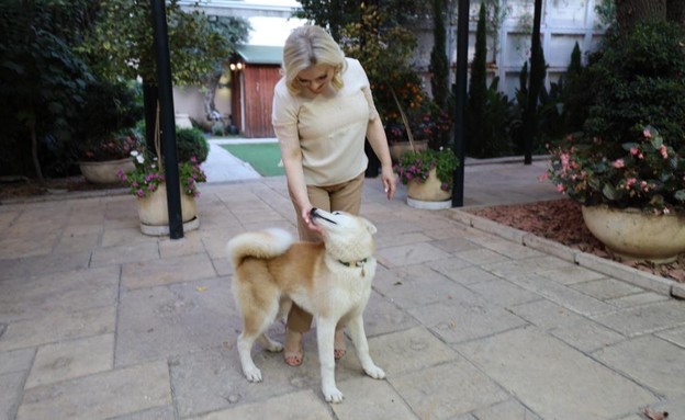 שרה נתניהו והכלבה נארה במעון ראש הממשלה בירושלים