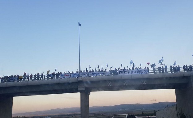 מחאה נגד הממשלה בגשרים ברחבי הארץ (צילום: מחאת הדגלים השחורים)