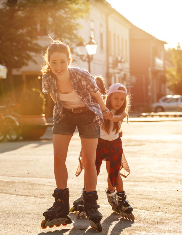 אמא משחקת עם בתה ברחוב (אילוסטרציה: Solis Images, shutterstock)