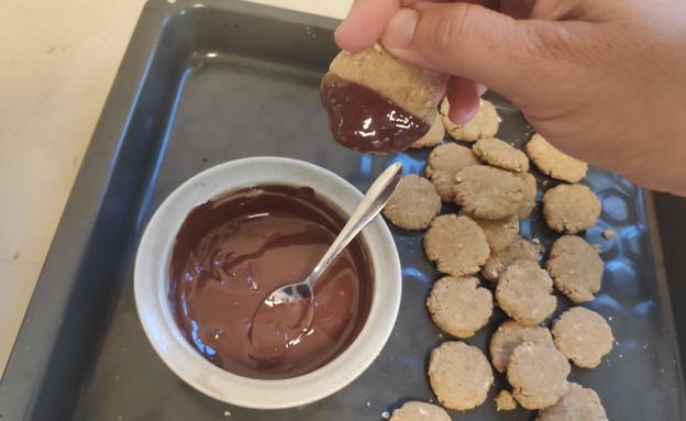 נועה מכינה עוגיות שיבולת שועל (צילום: אלון חן)