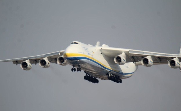 המטוס הגדול בעולם נוחת בנתב"ג‎ (צילום: רועי קור)