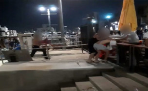 תקיפת נערים בנמל יפו (צילום: מתוך תיעוד שעלה ברשתות החברתיות, שימוש לפי סעיף 27א' לחוק זכויות יוצרים)