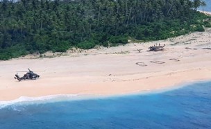 חילוץ שלושה בני אדם שנתקעו על אי קטנטן באוקיינוס ה (צילום: CNN)