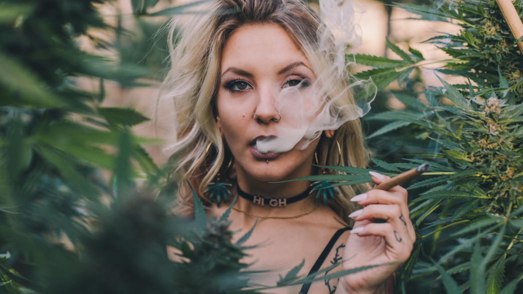 אישה מעשנת קנאביס (צילום: shutterstock | Canna Obscura)