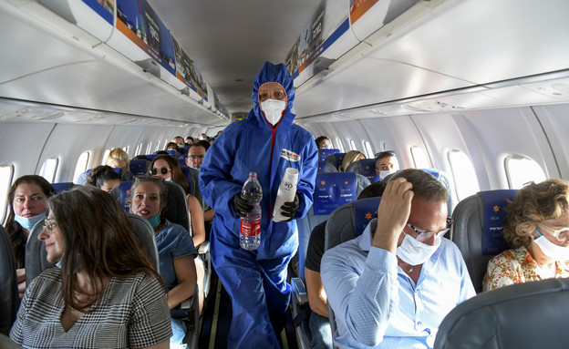 A flight attendant protected on an Israir flight (Photo: Yossi Zeliger, Flash 90) A flight attendant protected on an Israir flight (Photo: Yossi Zeliger, Flash 90)
