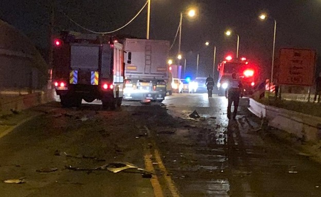 זירת התאונה בכביש 79, הלילה (צילום: דוברות המשטרה)