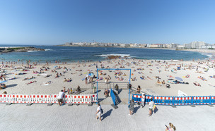ריחוק חברתי בחוף (צילום: Cristina Andina, getty images)