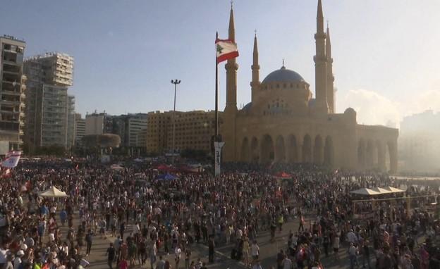 אלפים מפגינים בלבנון (צילום: AP)