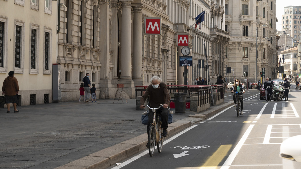 רוכבי אופניים במילאנו (צילום: Pietro D'Aprano, getty images)