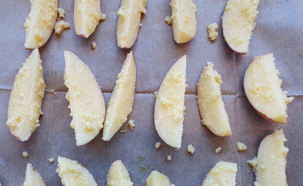 תפוחי אדמה צלויים עם פרמזן - לפני האפייה (צילום: צילום ביתי, mako אוכל)