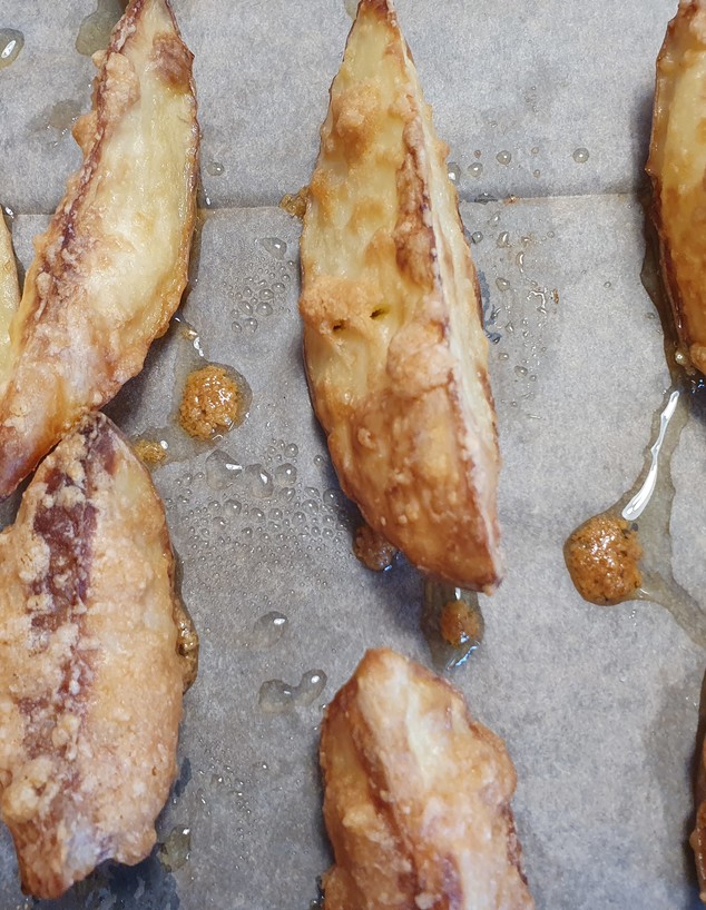 תפוחי אדמה צלויים עם פרמזן - חתיכים, לא? (צילום: צילום ביתי, mako אוכל)