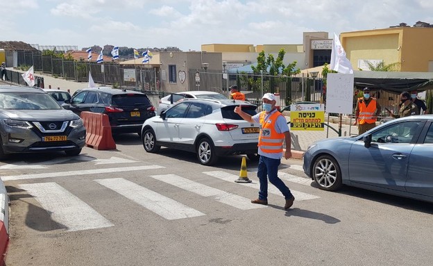 מהבוקר יותר מ-400 בדיקות  בדרייב אין קורונה בירכא (צילום: מד"א)