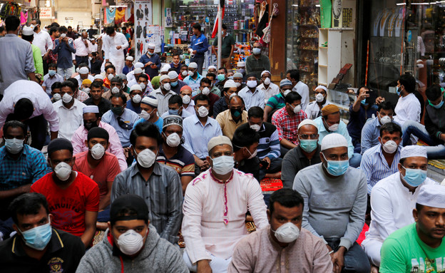 מתפללים מוסלמים עם מסכות בבחריין (צילום: Reuters)