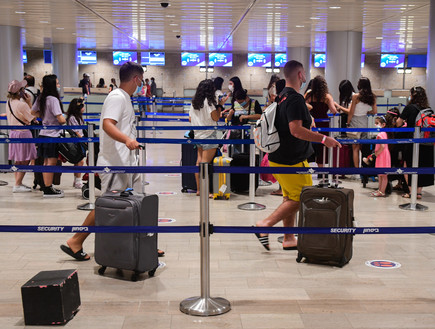 דיילים מזהירים: אל תעזו לטוס עם מכנסיים קצרים - גם אם ממש חם בחוץ