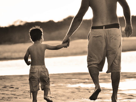 אבא וילד יד ביד חוף הים (צילום: frankiefotografie, Thinkstock)