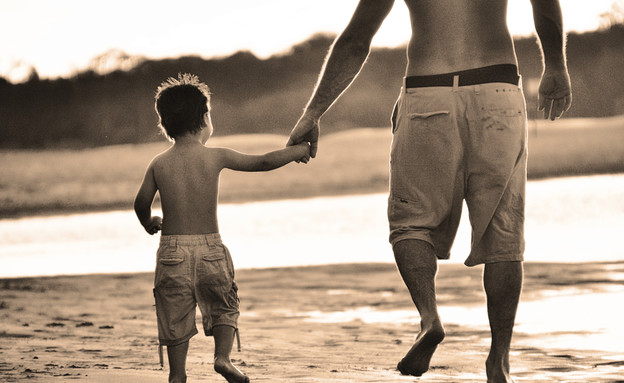 אבא וילד יד ביד חוף הים (צילום: frankiefotografie, Thinkstock)