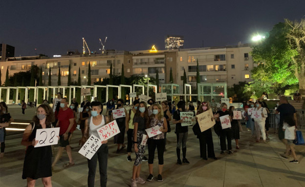 כיכר הבימה בתל אביב  מפגינים עומדים בטור כמחאה על האונס באילת‎