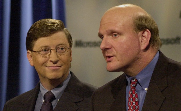 ביל גייטס וסטיב באלמר במסיבת עיתונאים, 2000 (צילום: ap)