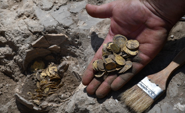 מטמון מטבעות זהב עבאסי נחשף במרכז הארץ (צילום: יולי שוורץ, רשות העתיקות)