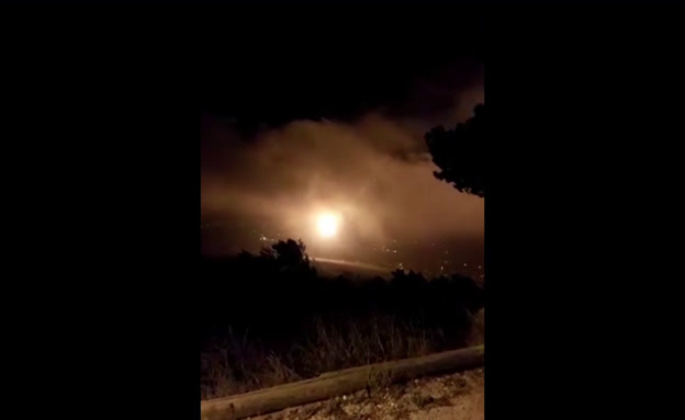 פצצות תאורה בשמי גבול הצפון, הערב (צילום: חדשות)