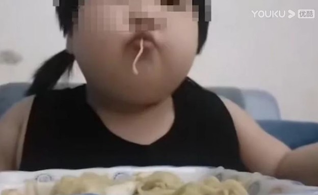 הורים האביסו ילדה בת שלוש (צילום: צילום מסך מאתר Youku)