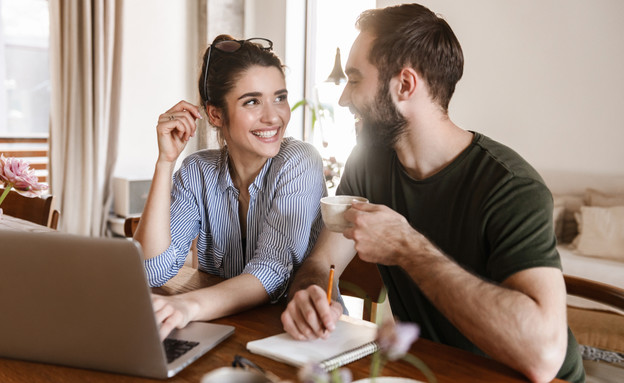 זוגיות וקריירה - עבודה מהבית (צילום: Dean Drobot, shutterstock)