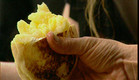 תפוחי אדמה בפיתה (תמונת AVI: mako)