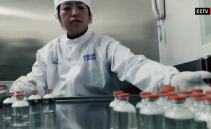 ביקור במעבדה הסינית שעומדת לייצר חיסון לקורונה (צילום: חדשות)