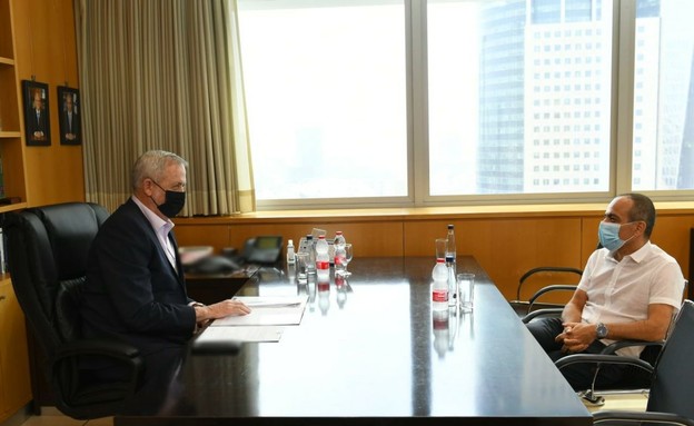 שר הביטחון בני גנץ בפגישה עם פרויקטור הקורונה גמזו (צילום: חורחה נובמינסקי, לע"מ)
