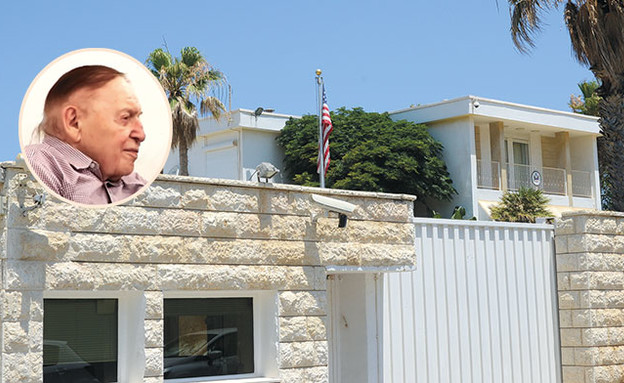 בית השגריר ברחוב גלי תכלת בהרצליה ושלדון אדלסון (בעיגול) (צילום: איל יצהר, גלובס)