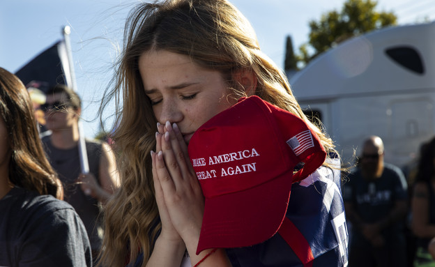 ארצות הברית טראמפ נערה מתפללת (צילום: AP)