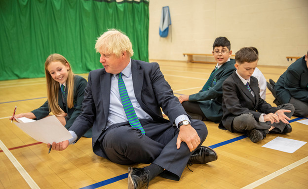 ראש ממשלת אנגליה, ג'ונסון, משתעשע עם תלמידים בלונד (צילום: רויטרס_)