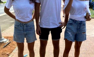 תלמידות לא הורשו להיכנס לבית הספר (צילום: מתוך "חי בלילה",  קשת 12  )